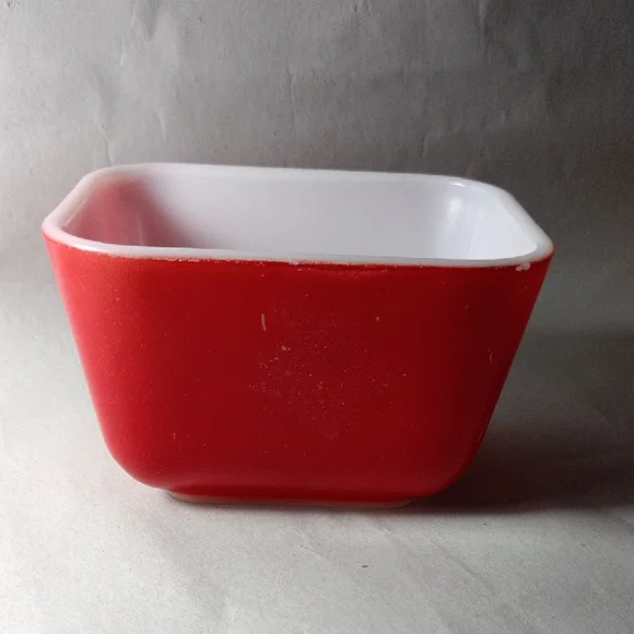 Vintage (1940's) Pyrex Small Casserole Dish No Lid - Picture 3 of 6